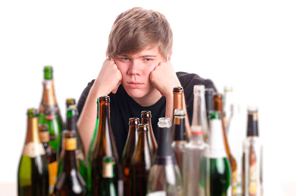 подросток и бутылки с алкоголем